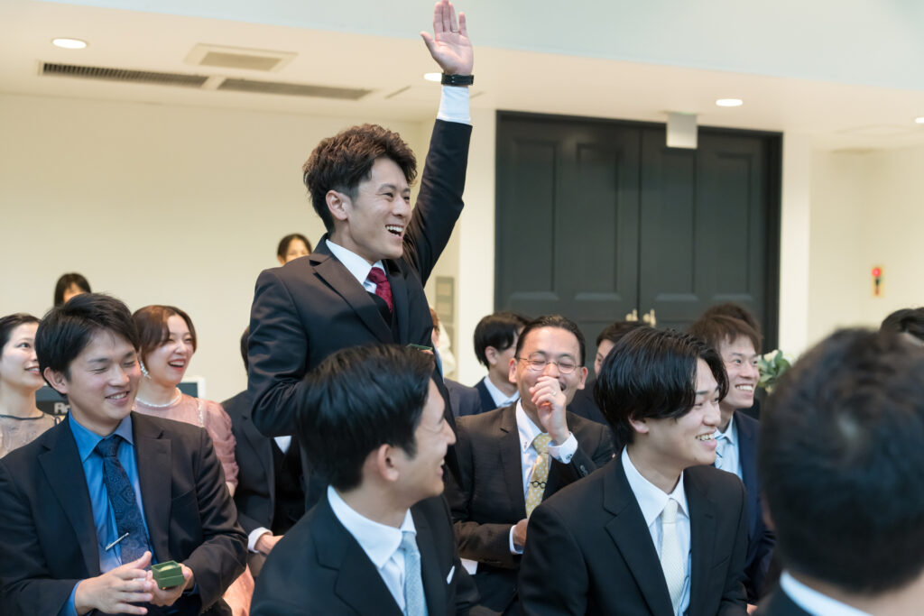 「おめでとう！」祝福の声が響くアネーリ軽井沢の披露宴会場。ゲストとの距離が近いから、サプライズやゲームで会場全体が盛り上がります！