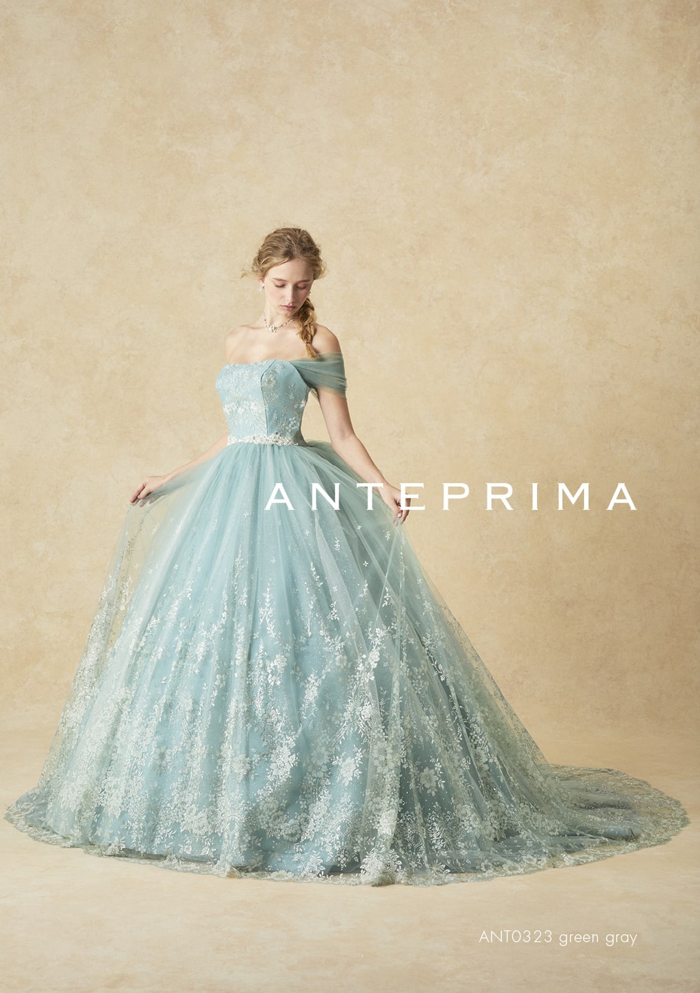 人気ブランドANTERPRIMA (アンテプリマ) のカラードレス (品番: ANT0323/グリーングレー)。繊細なレース刺繍とグリッターチュールが輝く、大人花嫁に人気のプリンセスライン。オフショルダーとビジューベルトがアクセントの、軽井沢ウェディングにぴったりの1着。