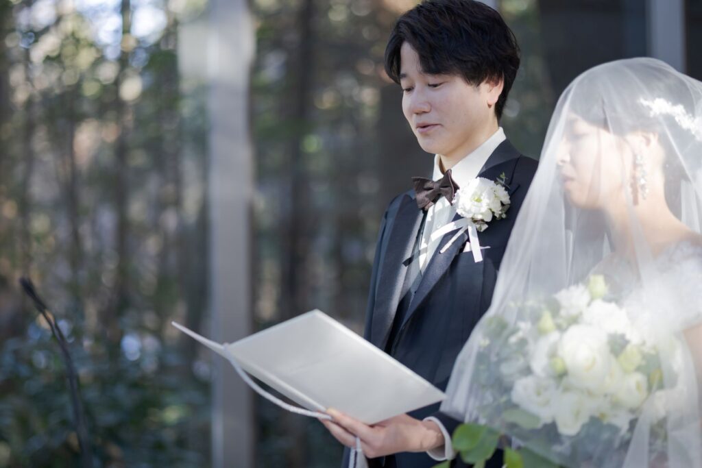 【愛の誓い】澄んだ空気の中、おふたりが永遠の愛を誓う感動の瞬間。軽井沢の全面ガラス張りチャペルで、忘れられない、清らかな挙式を叶えます。
