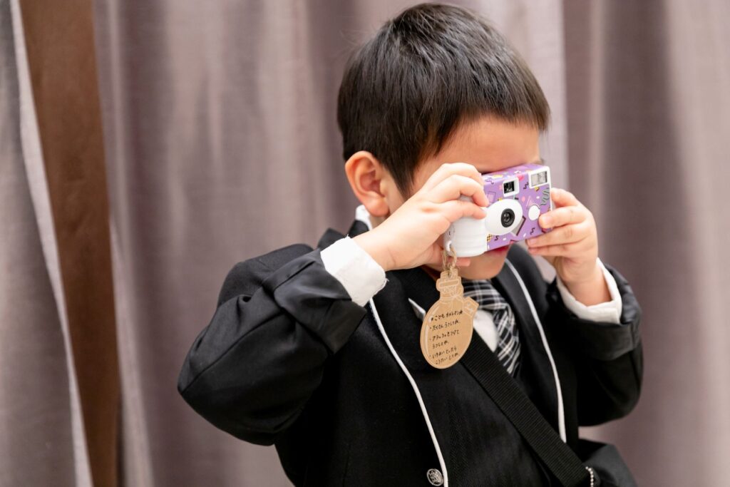 ゲスト参加型で想い出を共有!可愛らしい「子どもカメラマン」が撮る写真には、アットホームな軽井沢ウェディングの自然な笑顔が詰まります。皆で楽しむ結婚式の演出を。