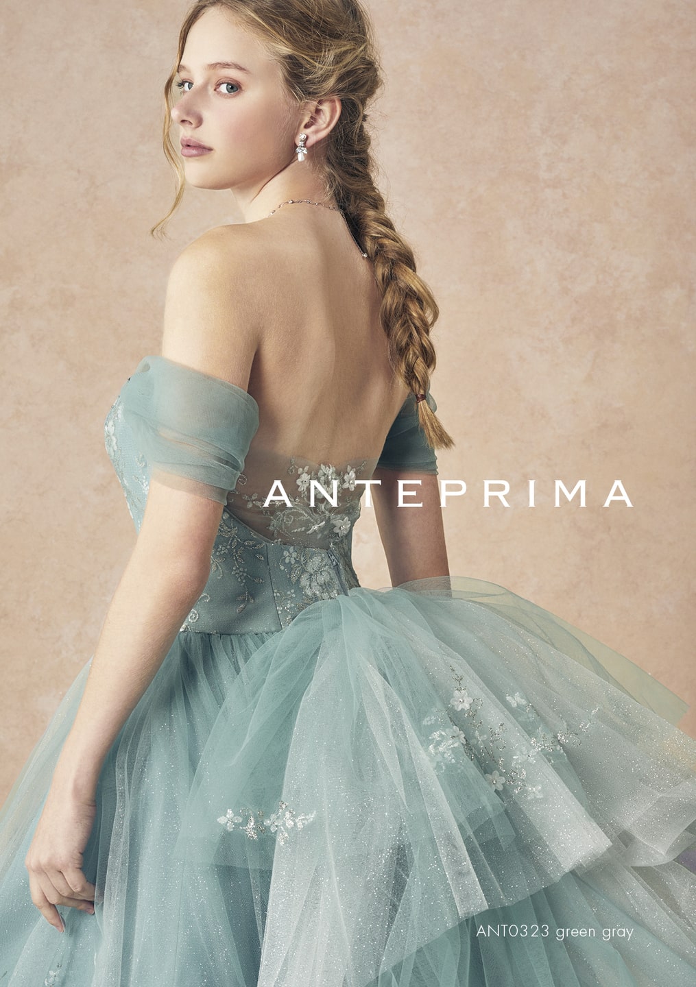 アネーリ軽井沢で叶う結婚式に。ANTERPRIMA (アンテプリマ) のグリーングレーのカラードレス (品番: ANT0323)。オフショルダーとチュールスカートが大人可愛いプリンセスラインのドレスで、軽井沢の自然光に映える透明感のある色味が魅力。披露宴のお色直しや前撮りにぴったりの人気ブランドドレス。