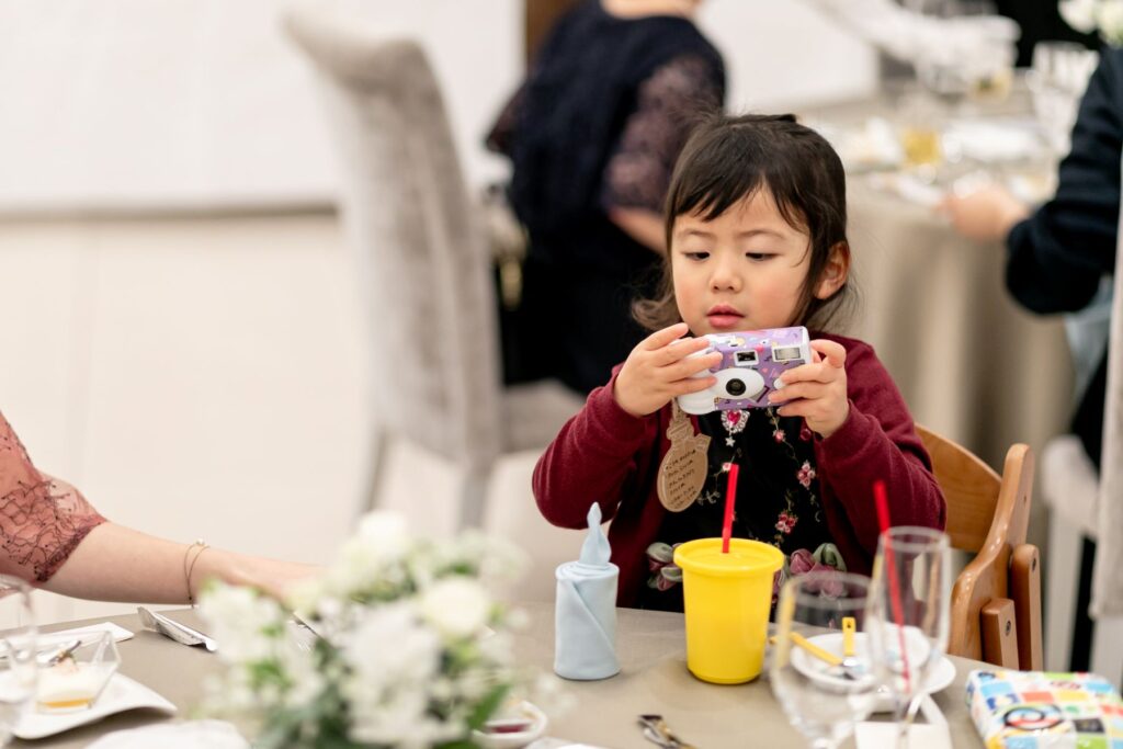 お子様も楽しめるゲスト参加型の演出「写ルンですリレー」!子どもカメラマンが撮る写真には、大人が見逃しがちな自然な笑顔が詰まっています。心温まる結婚式に。