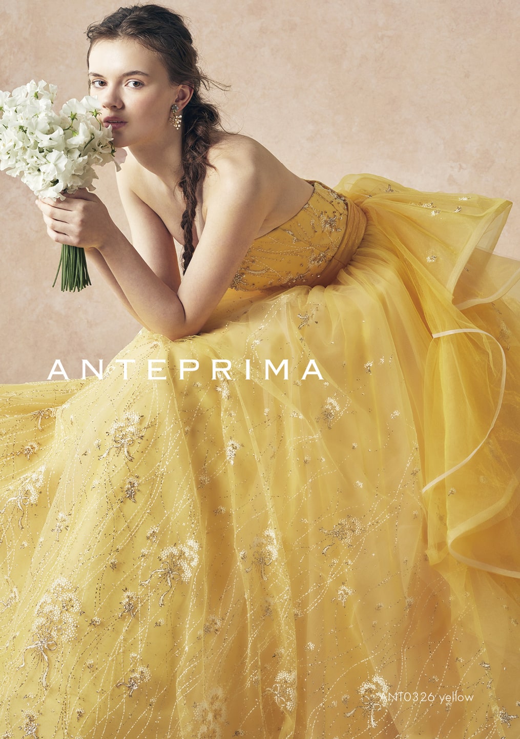アネーリ軽井沢提携アンテプリマのイエローのカラードレス。グリッターと刺繍が全面に施されたプリンセスラインのスカートが軽やか。軽井沢のガーデンウェディングに映える華やかなお色直し衣装。