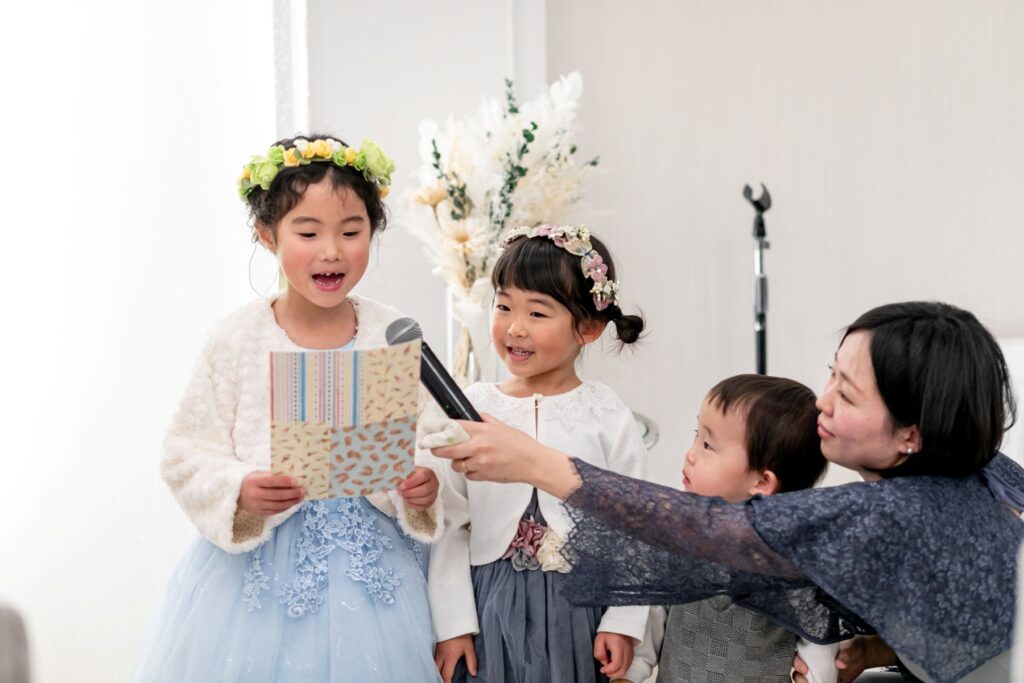 天使のようなお子様たちからの心温まる余興やプレゼント。皆が笑顔になる瞬間が、軽井沢ウェディングの思い出をより豊かなものにしてくれます。