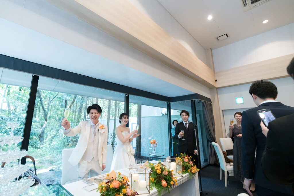軽井沢の豊かな森に誓う、乾杯の瞬間!大きな窓の外に広がる緑が、まるで祝福のよう。開放感溢れるメインテーブルで特別な時間を。