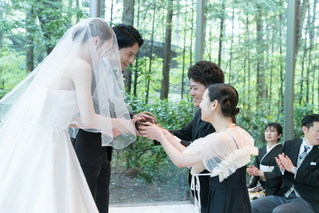 軽井沢の森に囲まれたガラスのチャペルで叶える誓い。笑顔と感動が溢れる瞬間は、ゲストとの絆を深めます。アネーリ軽井沢で心温まる人前式を。