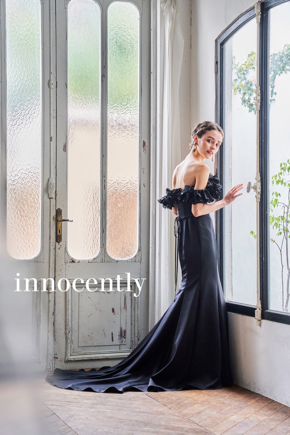 アネーリ軽井沢提携イノセントリーのブラックのカラードレス。オフショルダーのフリルと、ボディラインを美しく見せるマーメイドラインが大人花嫁に人気のシックなお色直しスタイル。