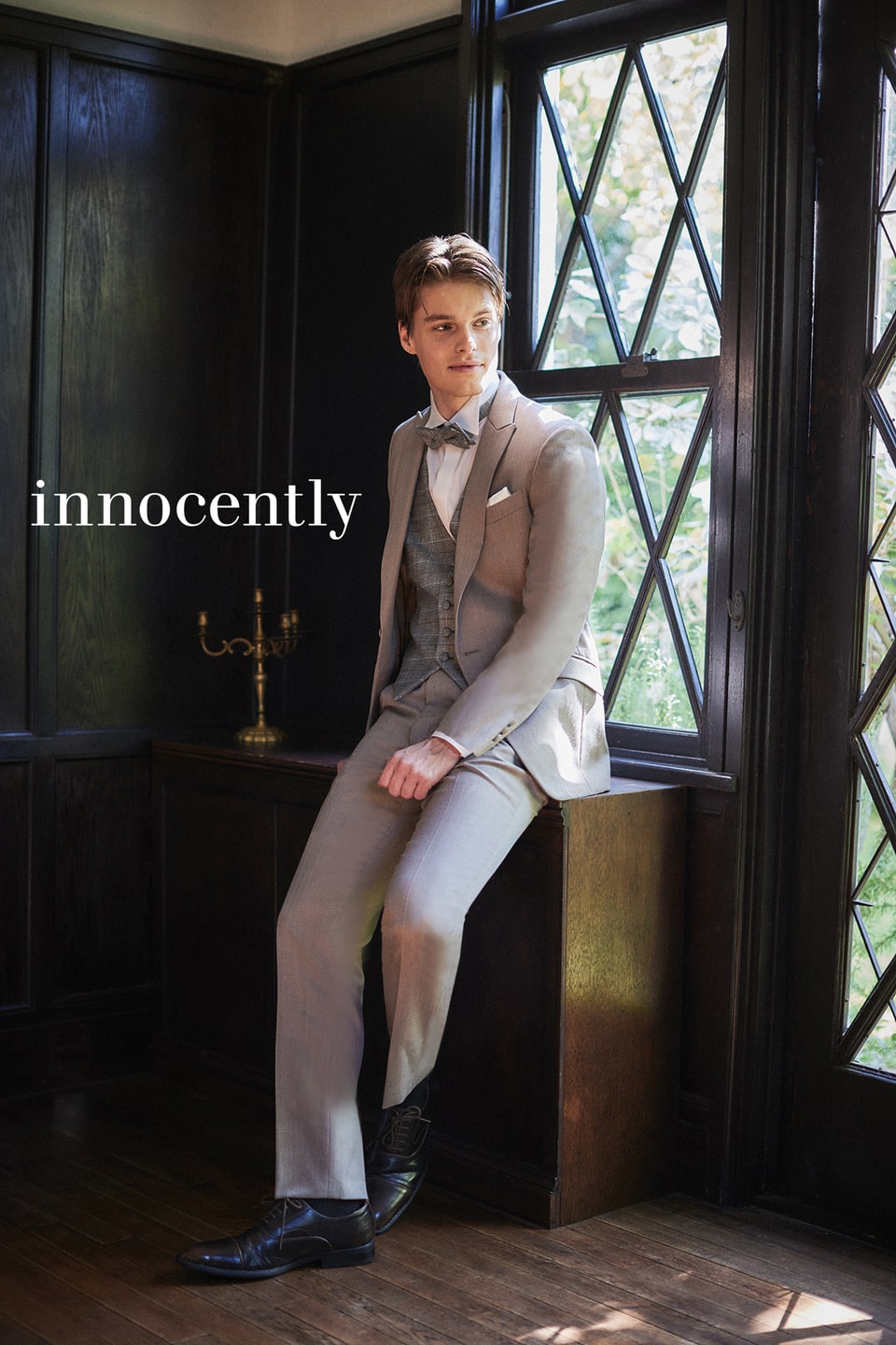 アネーリ軽井沢提携、人気ブランドinnocently (イノセントリー) のライトグレー(ベージュ)のタキシード (新郎衣装)。チェック柄のベストを合わせたお洒落なスリーピースで、明るいトーンが軽井沢の自然光に映える。チャペルや洋館での前撮り・結婚式に最適な、花嫁のウェディングドレスにもカラードレスにも合う人気の1着。