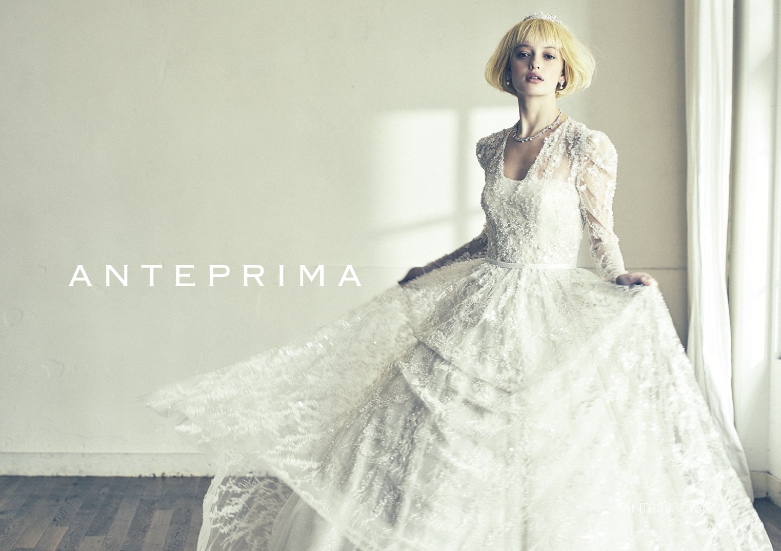 ANTEPRIMA(アンテプリマ)のウェディングドレス。繊細なレースのロングスリーブと全身に施されたビージングが特徴のクラシカルな一着です。アネーリ軽井沢の上質でモダンな空間に映える、エレガントな花嫁姿を演出します。