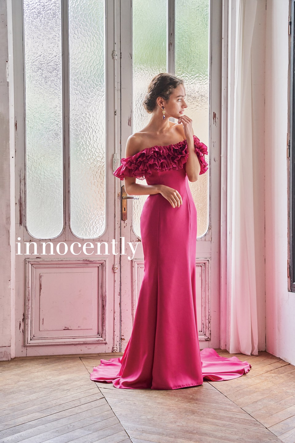 アネーリ軽井沢提携イノセントリーのフューシャピンクのカラードレス。オフショルダーにフリルをあしらったマーメイドラインのドレスは、軽井沢のチャペルや披露宴会場でスタイル良く映える大人のお色直しに。