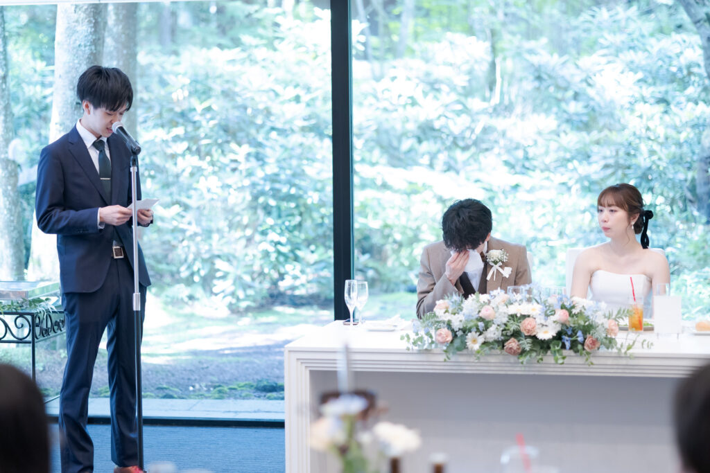 軽井沢の森の静けさの中、親友からのサプライズスピーチに思わず涙。家族や友人との絆を感じる感動的な瞬間を大切に。