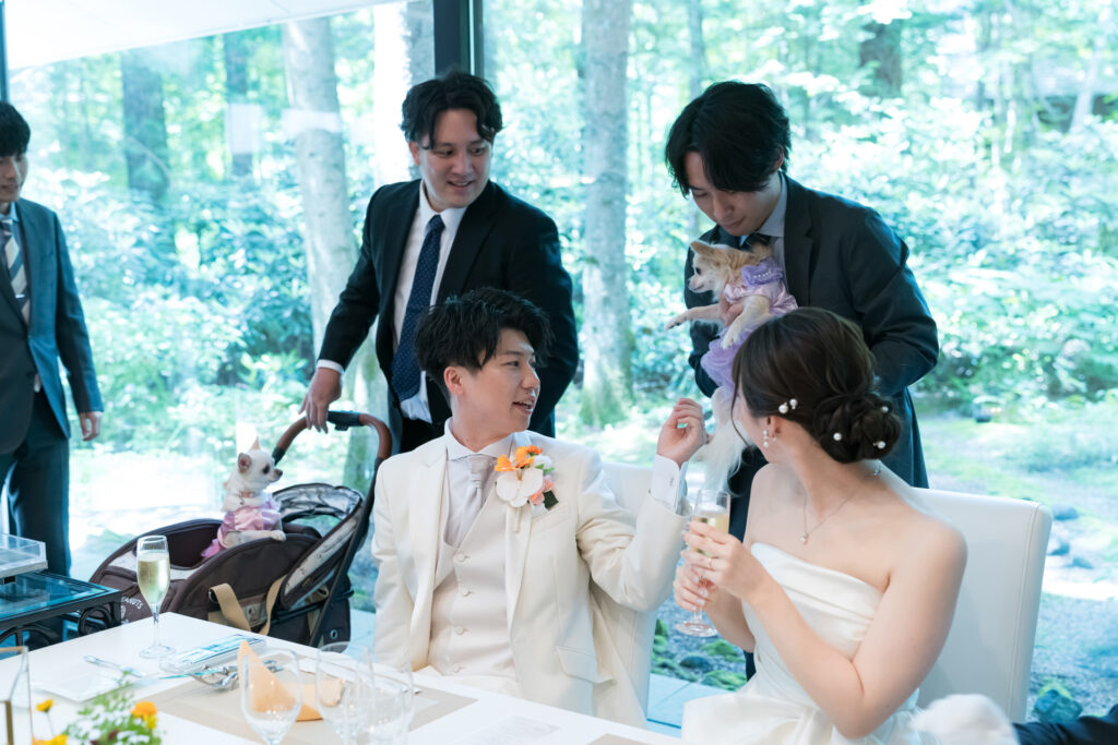 大切な家族の一員であるペットも参加OK。軽井沢の自然の中で、大好きな愛犬と一緒に祝福の瞬間を分かち合えます。