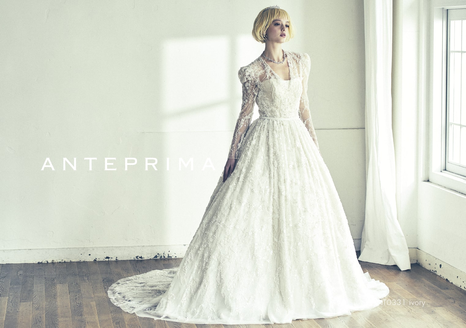 【ANTEPRIMA(アンテプリマ)/ MARIAROSA】品番ANTO331のアイボリーウェディングドレス。長袖のボレロと全身の繊細なレース刺繍がクラシカルなプリンセスライン。アネーリ軽井沢のチャペルに映える。