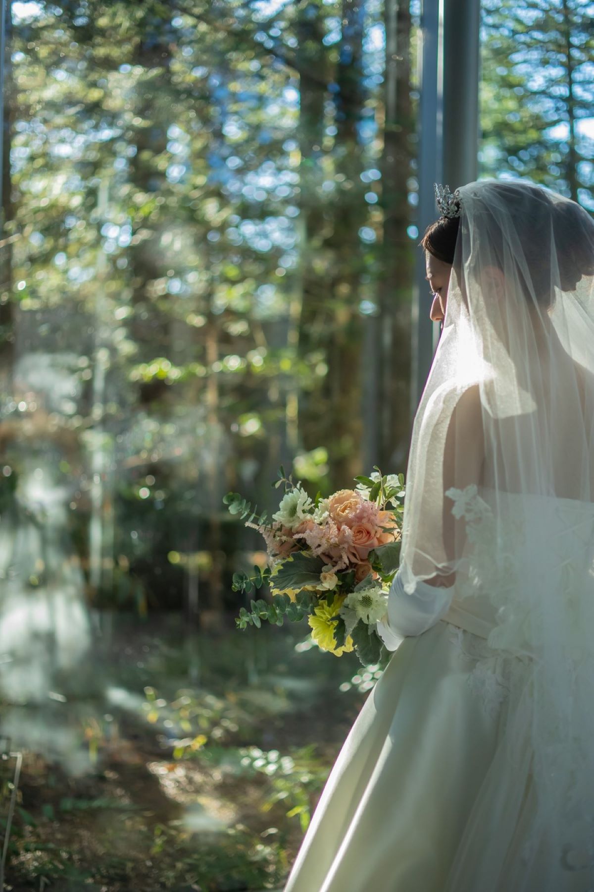 窓一面に広がる軽井沢の森。柔らかな木漏れ日と緑がドレスを照らす全面ガラス張りチャペルでの感動的な誓い。自然に包まれるリゾートウェディングを叶えませんか。