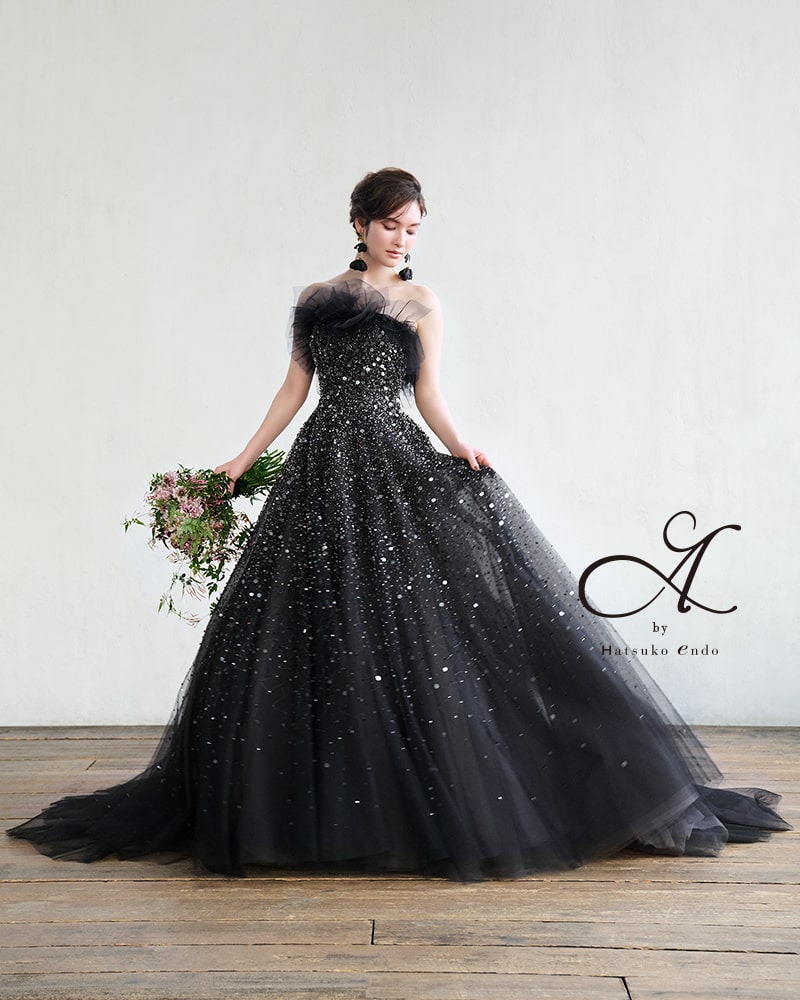 アネーリ軽井沢提携。A by Hatsuko Endo (ハツコエンドウ) のブラックカラードレス。全身に散りばめられた大粒グリッターと、胸元の立体的なフリルがモダンな印象。軽井沢の披露宴のお色直しで、ゲストの視線を集めるクールでスタイリッシュな主役の1着。個性派花嫁に人気。