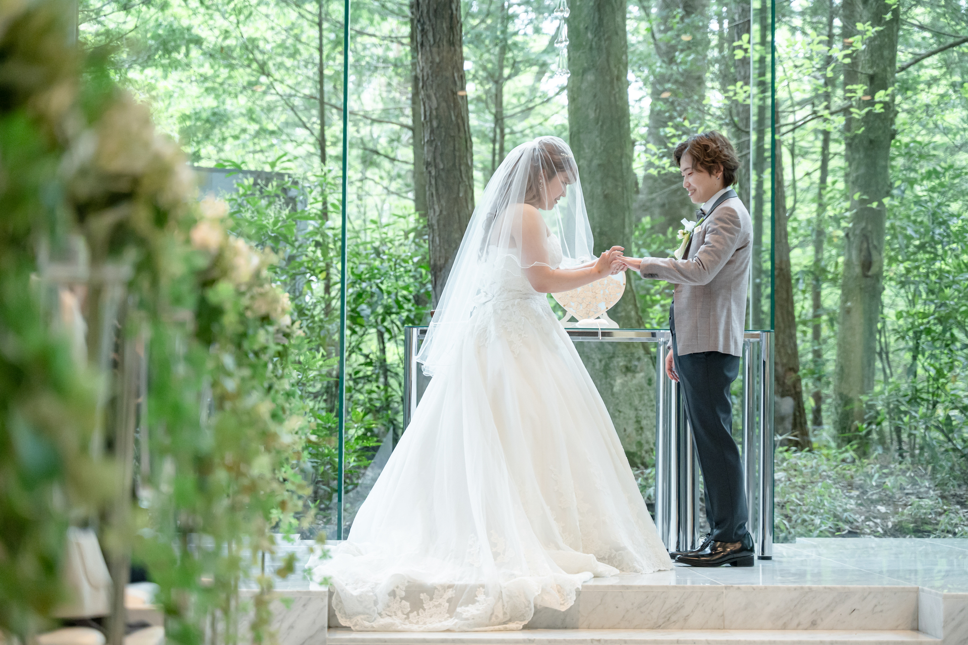 軽井沢の森が祝福するガラスのチャペルで永遠の誓いを。光と緑に包まれた指輪交換の瞬間は、アネーリ軽井沢でしか叶わないリゾートウェディングの感動。
