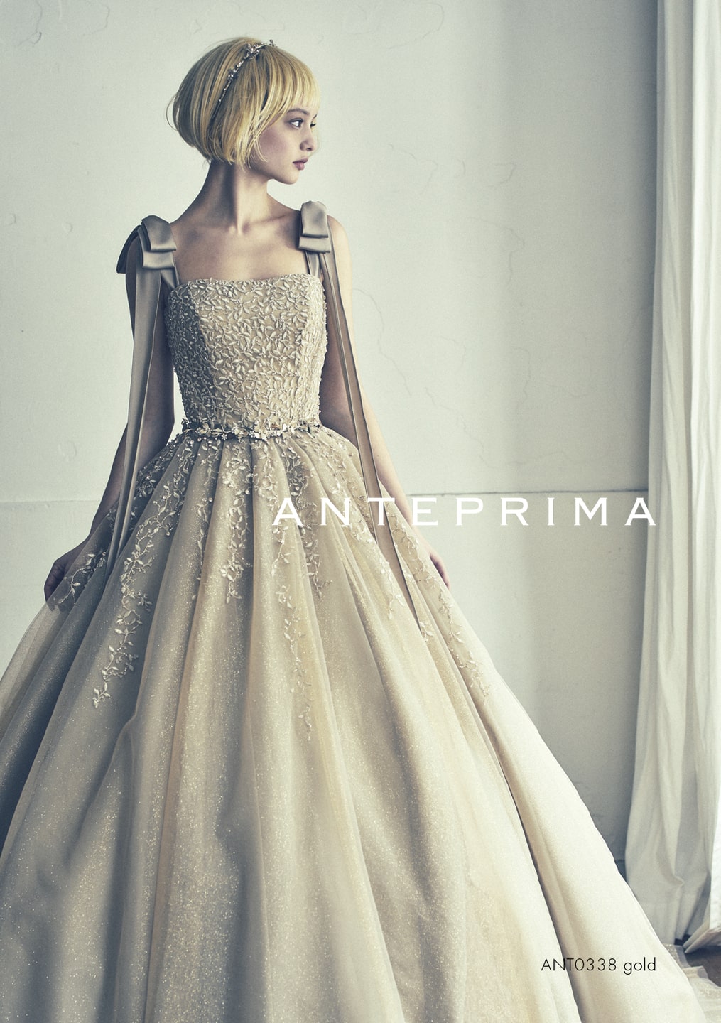 アネーリ軽井沢提携アンテプリマのゴールド系カラードレス。繊細なビーズ刺繍のビスチェと、肩の大きなリボンが特徴的なプリンセスラインで、軽井沢の披露宴に映える華やかなお色直し衣装。