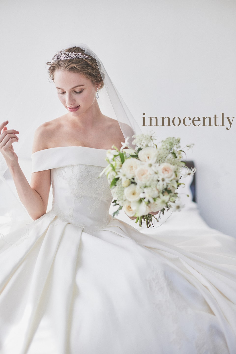 innocently(イノセントリー)のオフショルダー・サテンウェディングドレス。上質なミカドサテンのAラインと、すっきりしたロールカラーがクラシカルな花嫁を演出。アネーリ軽井沢でのホテルウェディングに最適。