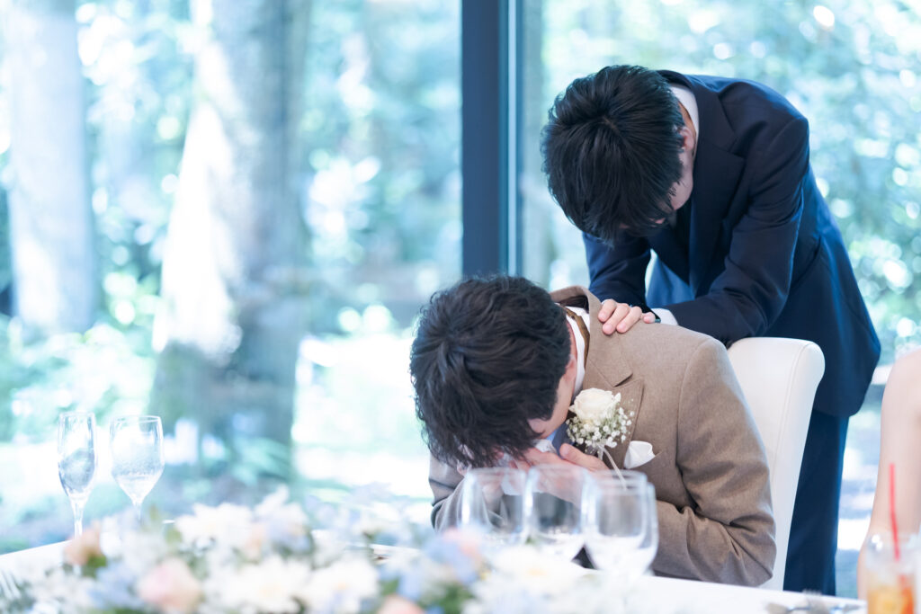 親友からの温かい言葉と祝福。軽井沢の自然に見守られながら、涙と笑いに包まれるアットホームな披露宴。ゲストへのおもてなしも重視。