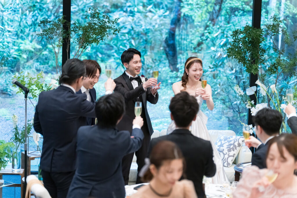 軽井沢の自然を背景にゲストと乾杯！最高のおもてなしと美食で、笑顔が溢れるアットホームなパーティーを。ブライダルフェアで会場体験を。