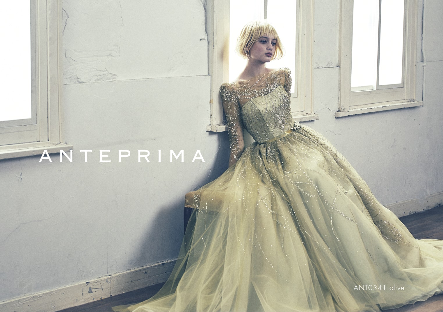 アネーリ軽井沢提携アンテプリマのオリーブ色のカラードレス。銀色のグリッターと長袖のシースルーがエレガントなプリンセスラインで、軽井沢のクラシカルな会場に合うお色直し衣装。