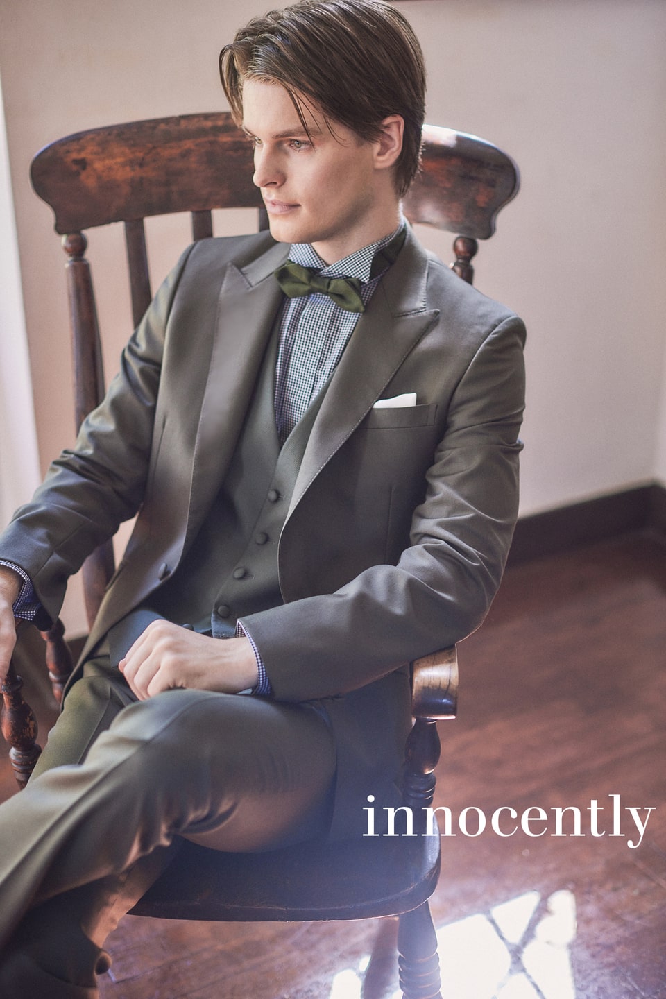 アネーリ軽井沢提携、人気ブランドinnocently (イノセントリー) のカーキ(オリーブグリーン)のタキシード (新郎衣装)。カジュアルな色味ながら、光沢感のある生地で上品な印象。軽井沢のグリーンやガーデンウェディングでの前撮り・本番に最適。おしゃれな花嫁のカラードレスにも合わせやすいと人気。