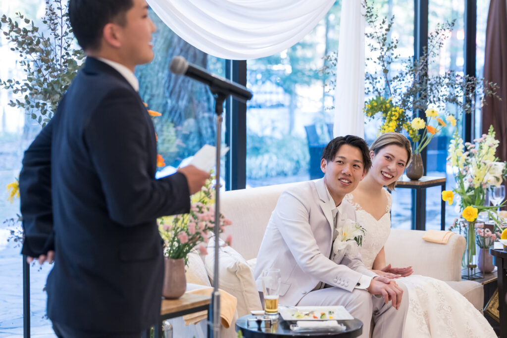 軽井沢の光と緑に包まれた披露宴会場。高砂ソファなら、ゲストとの距離も近くアットホームなパーティが叶います。友人スピーチに思わず笑みがこぼれる、リラックスしたひとときを。