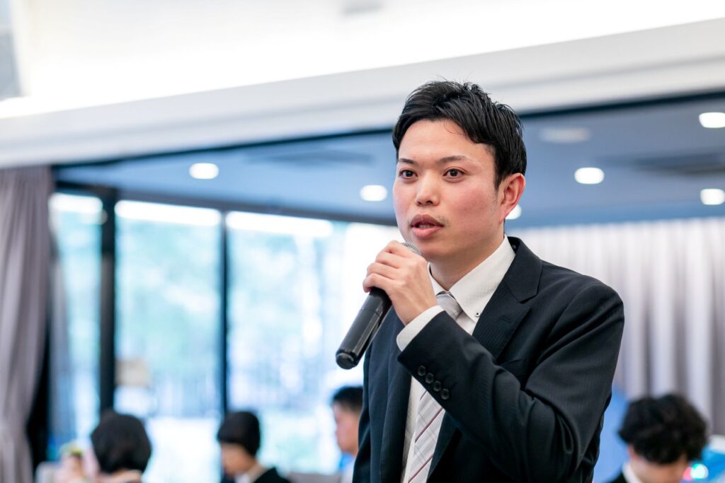 大切な友人の真剣な想いが伝わるスピーチも、結婚式の大切なひととき。祝福と感動に包まれる空間で、軽井沢のアットホームな披露宴を彩ります。