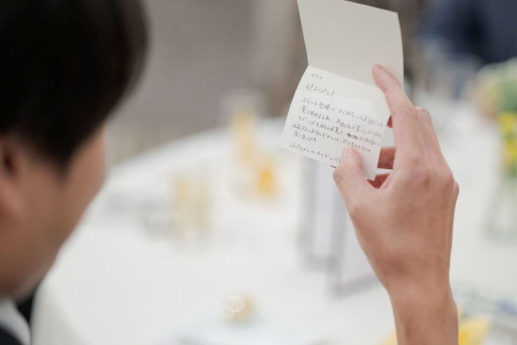 【おもてなし】ゲスト一人ひとりへ手書きのメッセージを添えて感謝を伝える。軽井沢の貸切邸宅で叶える心温まる結婚式は、大切なゲストとの絆を深めます。