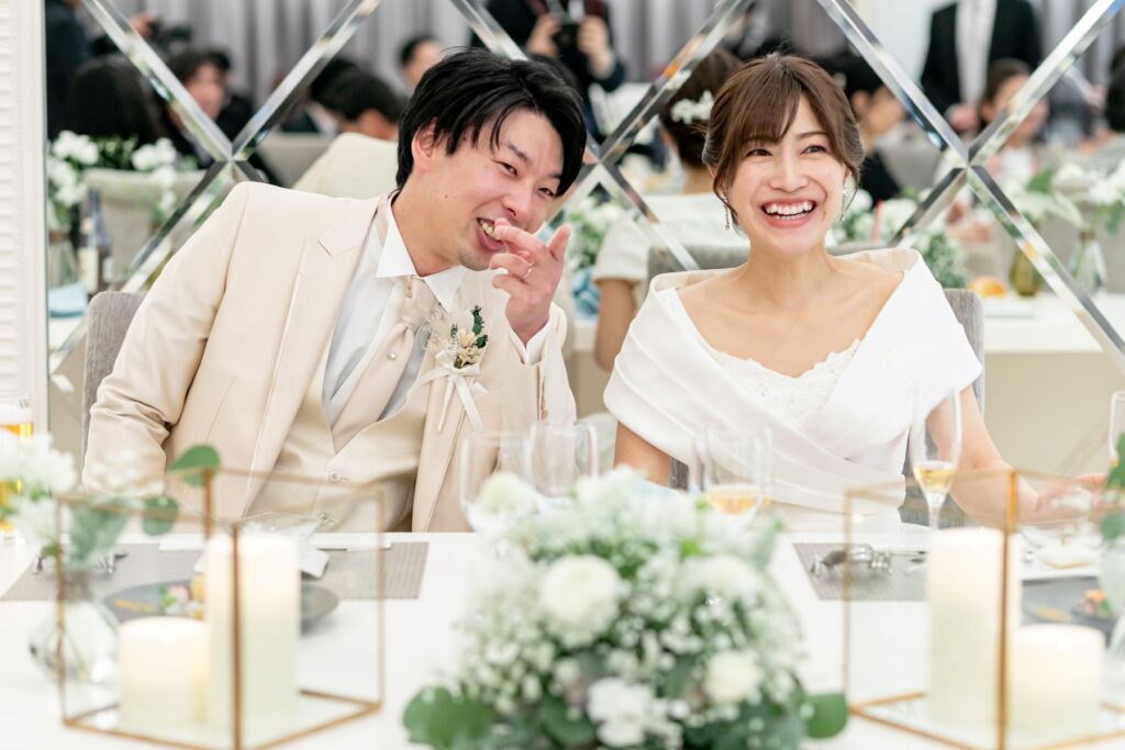 軽井沢の森に佇む会場で、ゲストとアットホームに楽しむ披露宴。おふたりの最高の笑顔が、リラックスした幸せな時間を物語ります。絆を深める結婚式を。