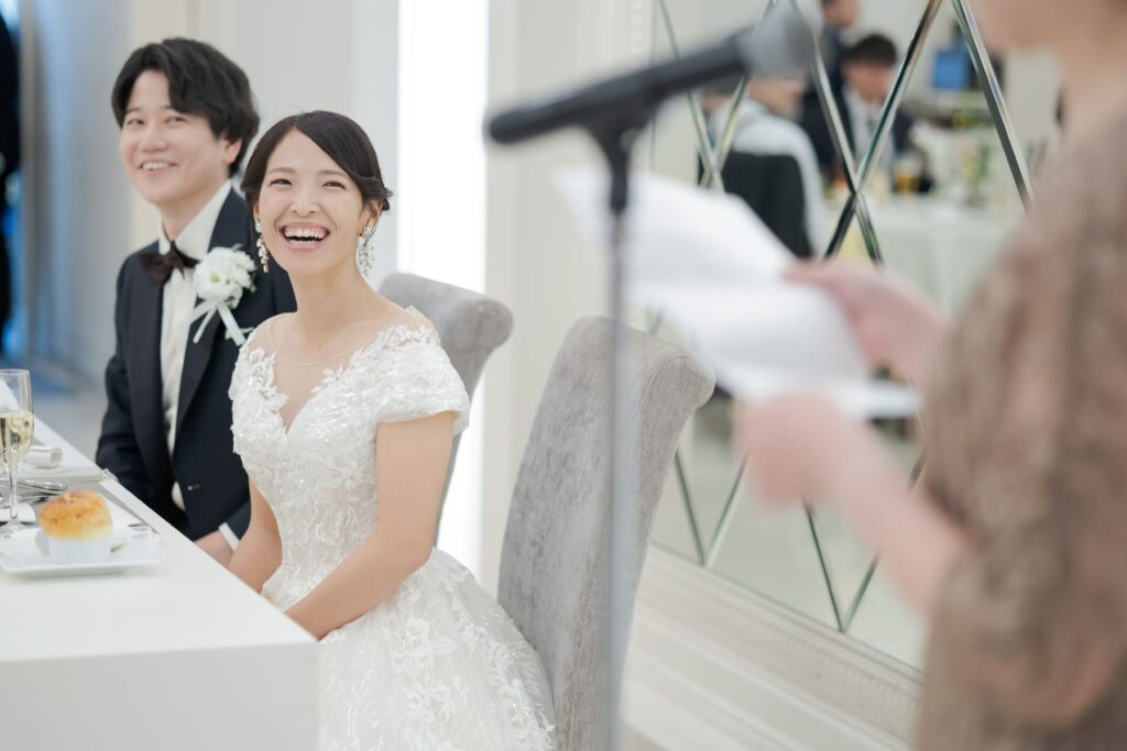 【最高の笑顔と】親友から贈られた心からの言葉に、花嫁の笑顔が輝く。軽井沢のリゾートは、大切なゲストとの絆を感じる感動のウェディングを約束します。