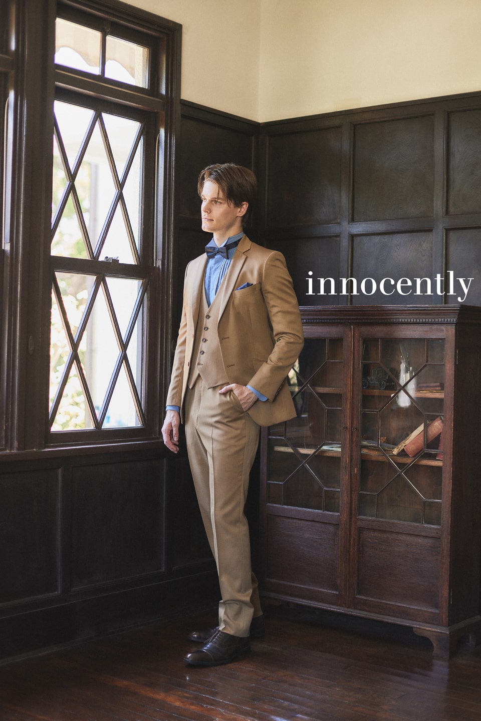 アネーリ軽井沢で提携、人気ブランドinnocently (イノセントリー) のブラウン(キャメル)のタキシード (新郎衣装)。ベストとパンツがセットになったスリーピースで、蝶ネクタイと合わせてカジュアルシックな印象。軽井沢の洋館や森での前撮り・披露宴に最適な、温かみのある色合いが人気の1着。