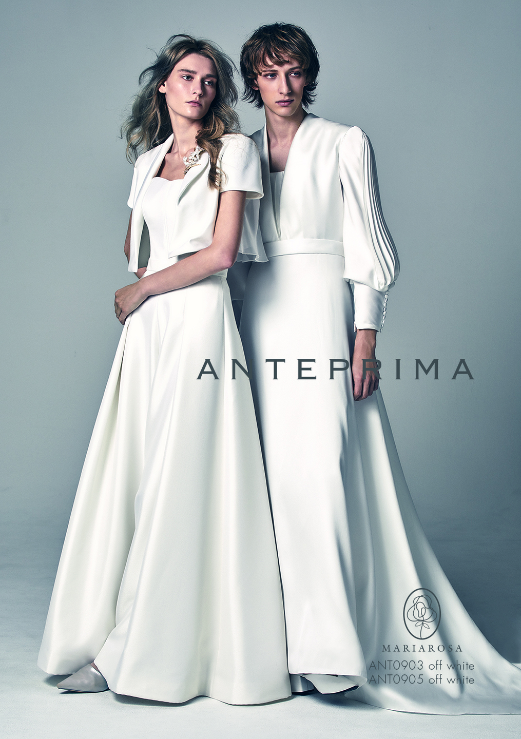 アネーリ軽井沢提携。ANTERPRIMA (アンテプリマ) のオフホワイトのウェディングドレス (品番: ANT0903/ANT0905)。ボレロやパフスリーブで様々な着こなしが楽しめる、モダンでシンプルなサテンドレス。軽井沢のロケーションフォトや、クラシカルなチャペルでの挙式に映える、大人花嫁に人気のデザイン。