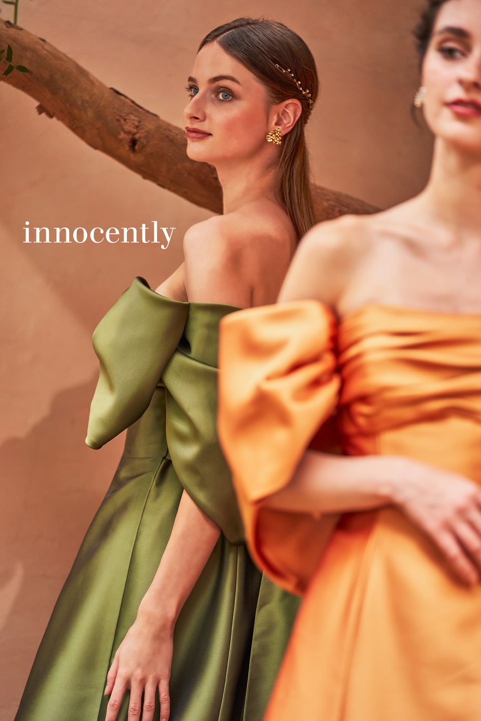 アネーリ軽井沢提携イノセントリーのオリーブグリーンとテラコッタオレンジのサテンカラードレス。ハリのあるオフショルダーに立体的なリボンをあしらった、軽井沢ウェディングに映える大人っぽくモダンなお色直し衣装。
