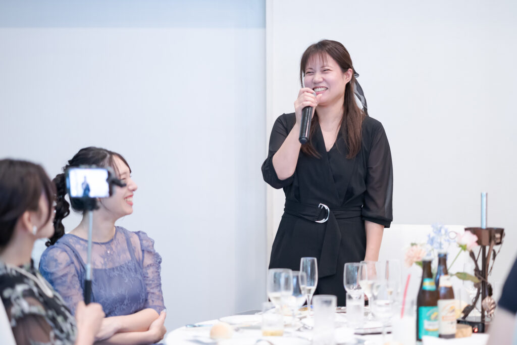 和やかな雰囲気の中、ご友人からの愛あるスピーチ。軽井沢の貸切会場だから、ゲストもリラックス。アットホームで自由なパーティーが人気。
