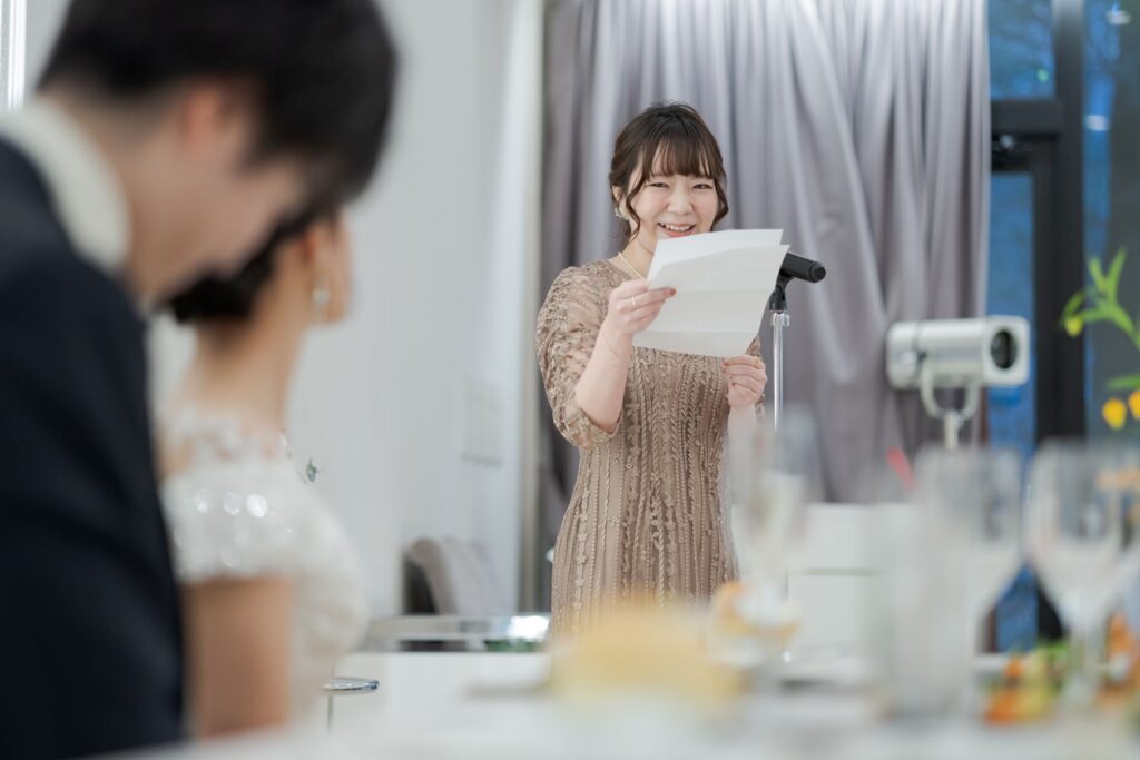 【感動のスピーチ】大切な友人からの温かいメッセージに思わず涙。軽井沢の貸切邸宅で、笑顔と感動が溢れるアットホームな結婚式を叶えましょう。