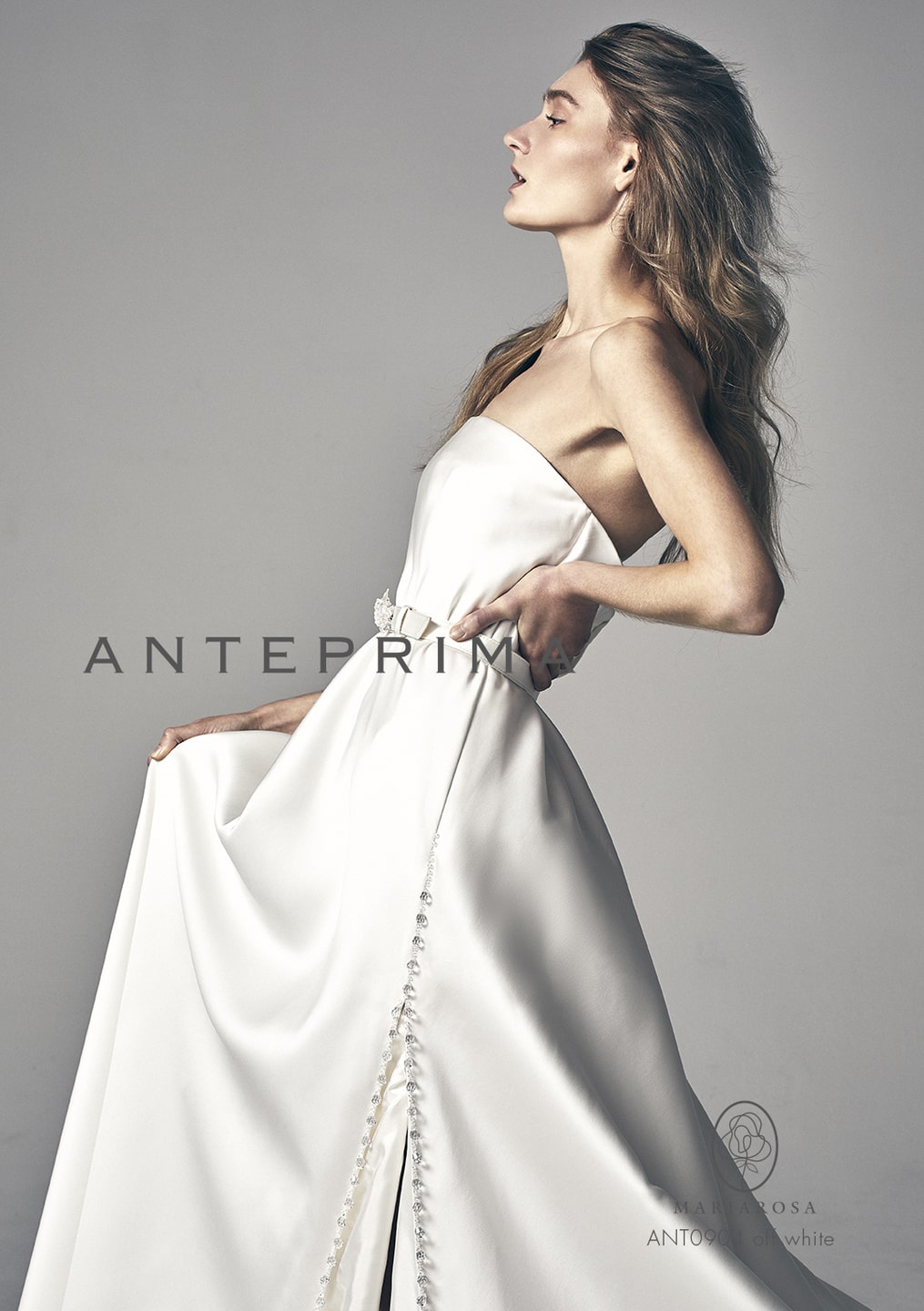 アネーリ軽井沢提携。ANTERPRIMA (アンテプリマ) のサテンウェディングドレス (品番: ANT0904/オフホワイト)。上質なサテンの光沢が美しいビスチェドレスで、サイドに入ったくるみボタンのラインがアクセント。軽井沢のクラシカルなチャペル挙式や、大人花嫁のスタイリッシュな前撮りに人気のシンプルモダンな1着。