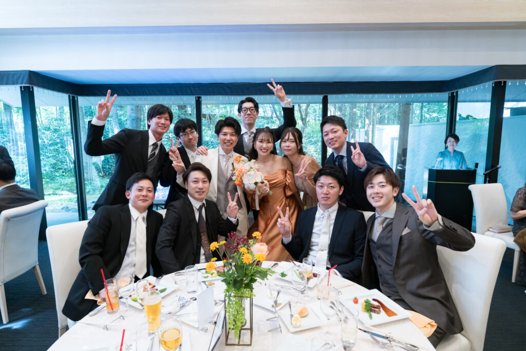 軽井沢での貸切ウェディングだからこそ叶う、心からリラックスした時間。仲間との絆を確かめ合う、記憶に残る最高の集合写真に。