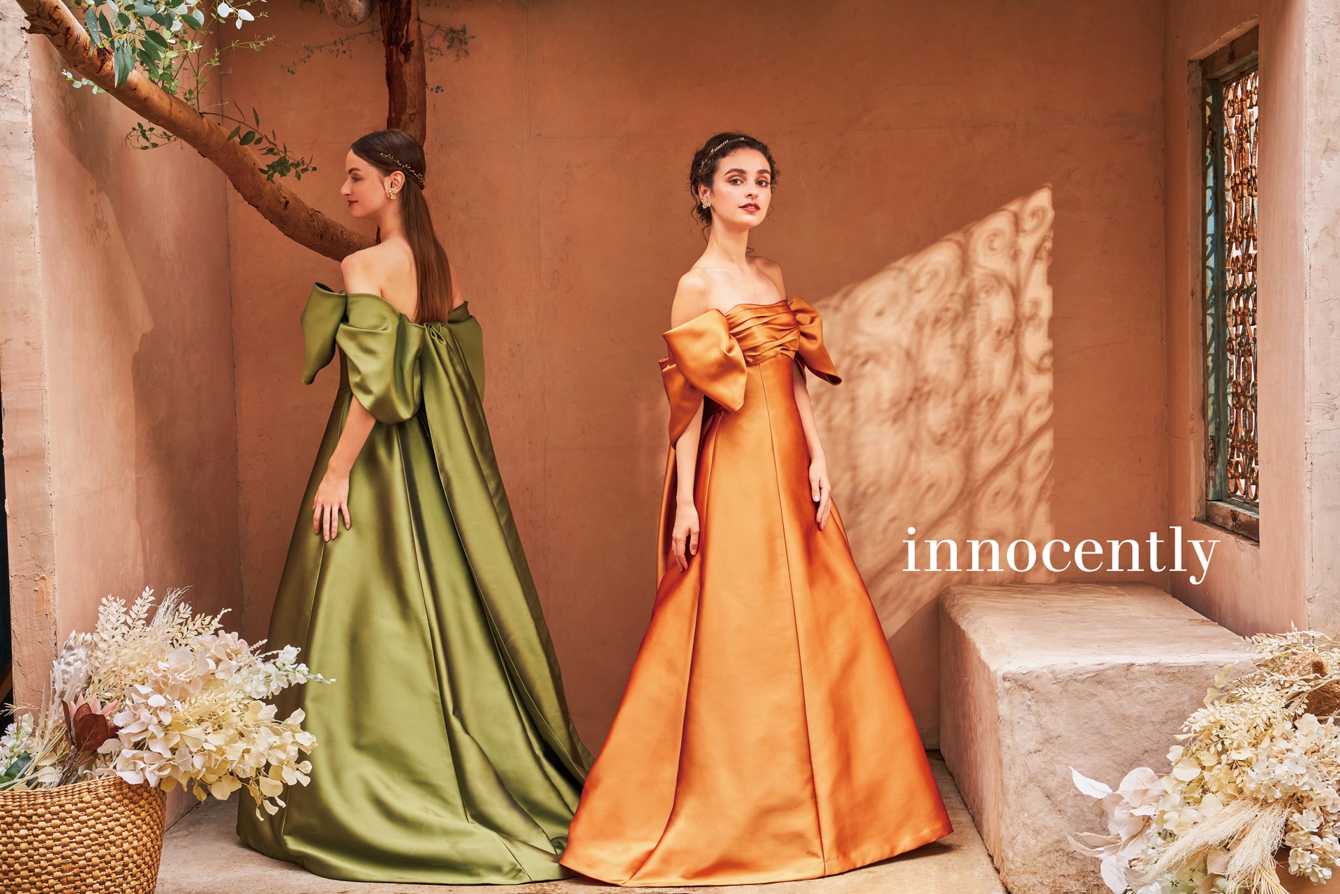 アネーリ軽井沢提携イノセントリーのサテン生地カラードレス2着。オリーブグリーンとテラコッタオレンジのハリのあるオフショルダーに大きなリボンをあしらった、大人花嫁のためのモダンで個性的なお色直しスタイル。