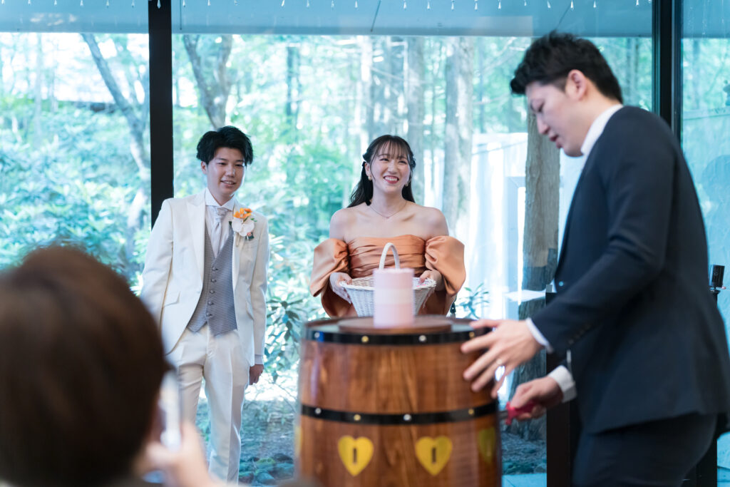 開放感あふれる会場で軽井沢の緑を感じながらオリジナル演出。ゲストの期待高まる瞬間も素敵な思い出に。特別な日を皆で楽しんで。