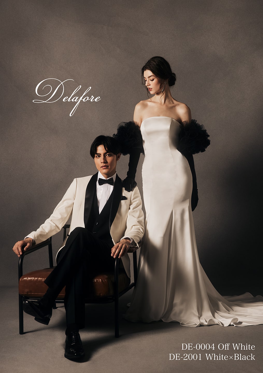 アネーリ軽井沢提携。Delafore (デラフォーレ) のウェディングドレス (DE-0004/オフホワイト) とタキシード (DE-2001/白黒)。サテンのマーメイドドレスとホワイトタキシードのスタイリッシュなモノトーンコーディネート。軽井沢での大人っぽい前撮りや、シックな雰囲気の披露宴に最適な、モダンな装いの新郎新婦。