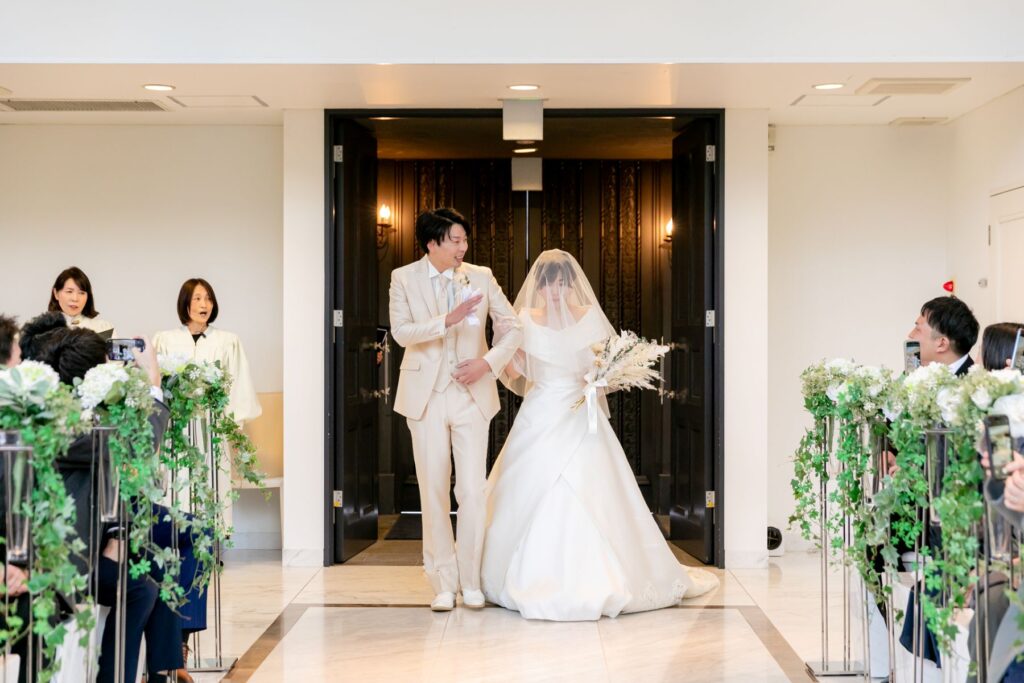 軽井沢の森のチャペルへ、自然光が差し込むバージンロードを一歩ずつ。ゲストからの祝福の眼差しを受けながら、新たな人生の扉を開く、感動的な結婚式の始まりです。