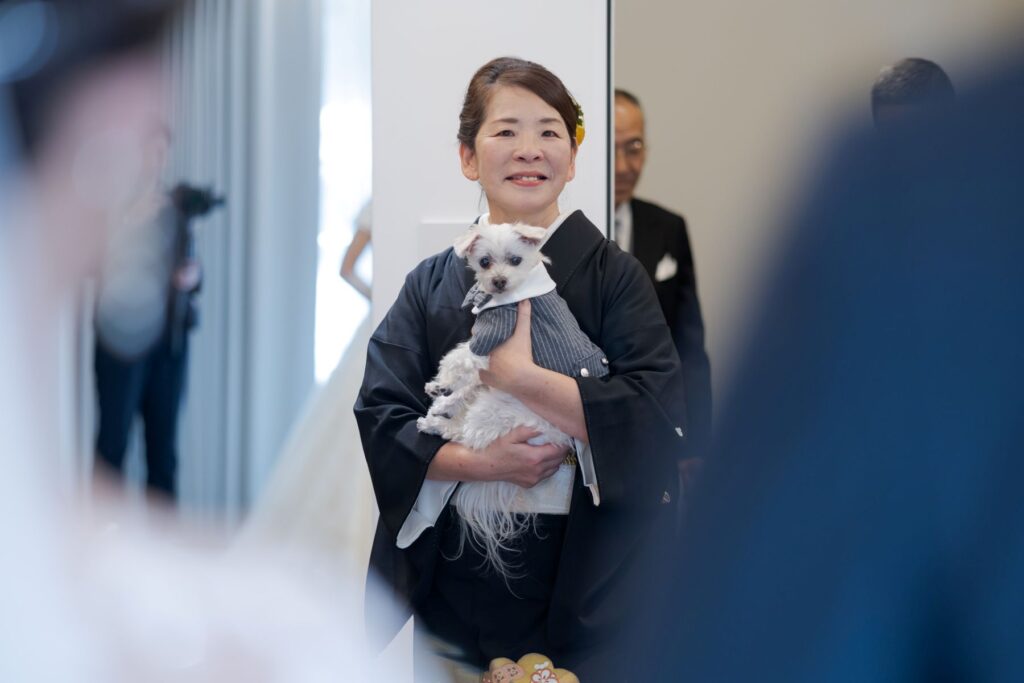 【誓いの前に】入場直前、大切な親御様と感謝を込めて対面。軽井沢の貸切ウェディングは、家族の絆を改めて感じる感動的な瞬間を演出します。