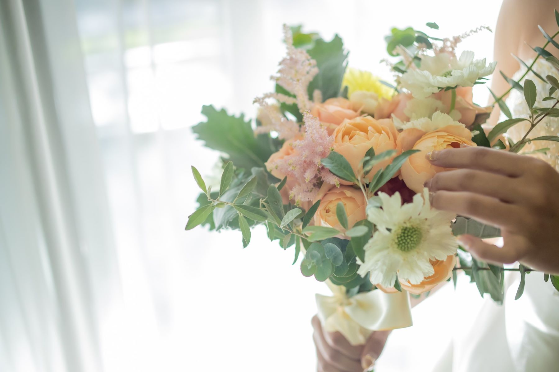 柔らかな自然光に輝く、軽井沢の森に似合うナチュラルブーケ。お二人のこだわりに寄り添い、専属フローリストが叶える理想の装花。幸せ溢れる瞬間を貸切邸宅でお手伝いします。