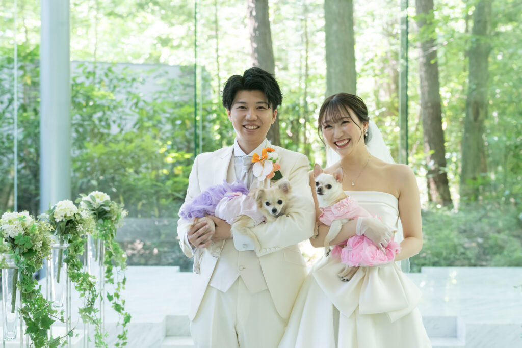 軽井沢の緑が映えるガラス張りのチャペルで、愛犬と叶える家族写真。大切な家族の一員と迎える誓いの瞬間は、最高の思い出に。