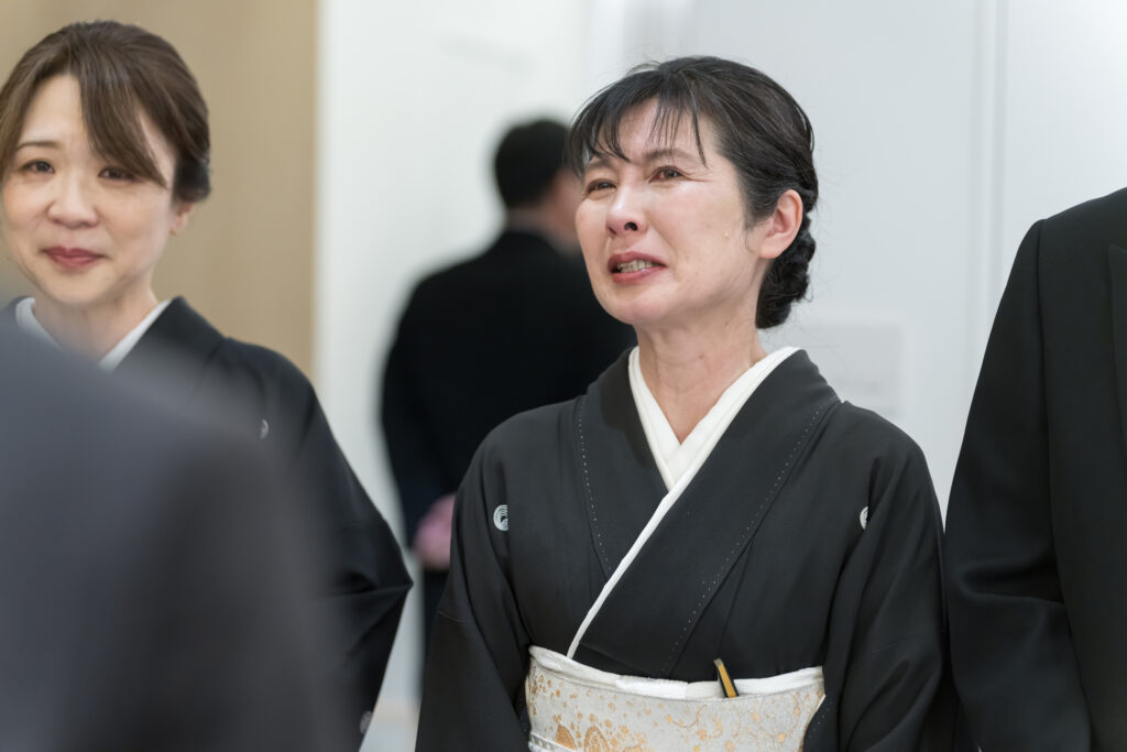 娘の幸せな姿に、思わず涙がこぼれるお母様。アネーリ軽井沢は、ゲストも感動するおもてなしを提供します。親御様への感謝を伝える結婚式を。