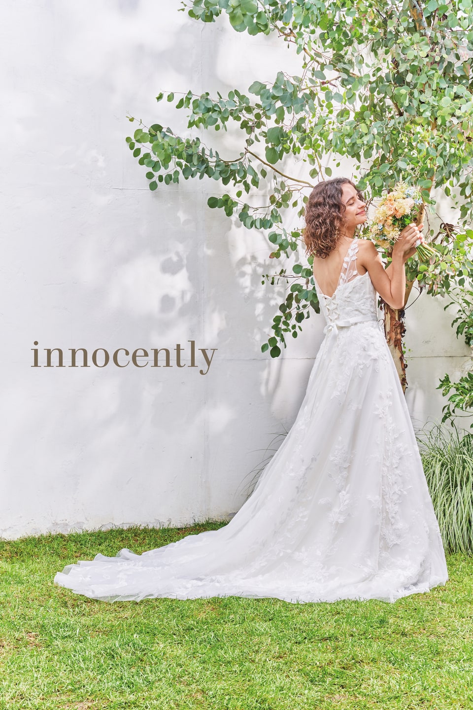 【アネーリ軽井沢】のガーデンに映えるinnocently(イノセントリー)のウェディングドレス。可憐なレースのAラインとナチュラルなグリーンのブーケが、軽井沢でのリゾートウェディングを演出します。