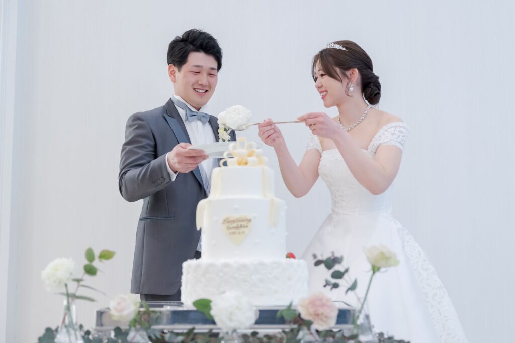 可愛いウェディングケーキを仲良く分け合う幸せな瞬間。軽井沢の貸切邸宅でアットホームなパーティ。