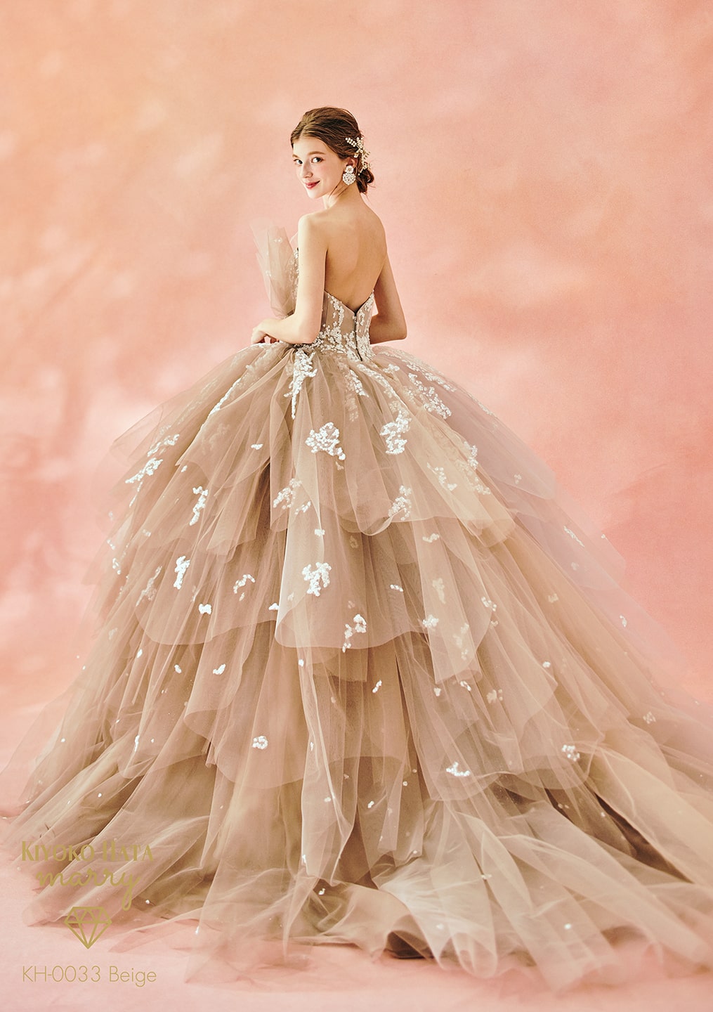 アネーリ軽井沢提携キヨコハタのベージュ系カラードレス。胸元の刺繍と、何層にも重なったティアードチュールに散りばめられた白いグリッターが華やか。軽井沢ウェディングでのお色直しに人気のプリンセスライン。