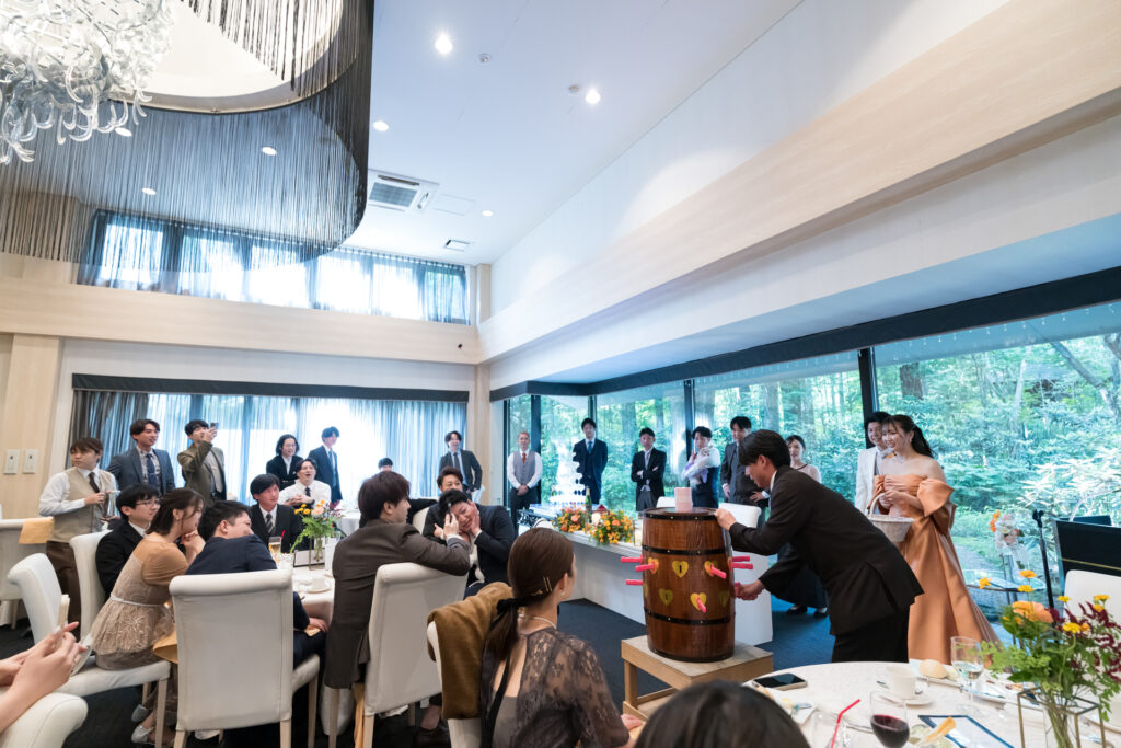 ゲストの笑顔が弾ける軽井沢ウェディング!樽からのサプライズ演出に、会場全体が最高潮の盛り上がり。思い出に残るユニークな披露宴のアイデアを実現します。